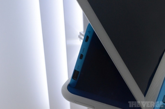 Phần chân đế có nhiều cổng kết nối.