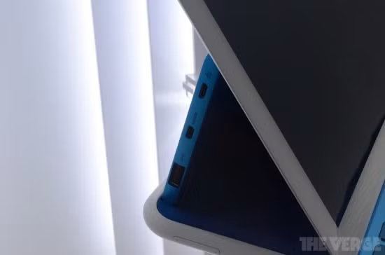 Phần chân đế có nhiều cổng kết nối.