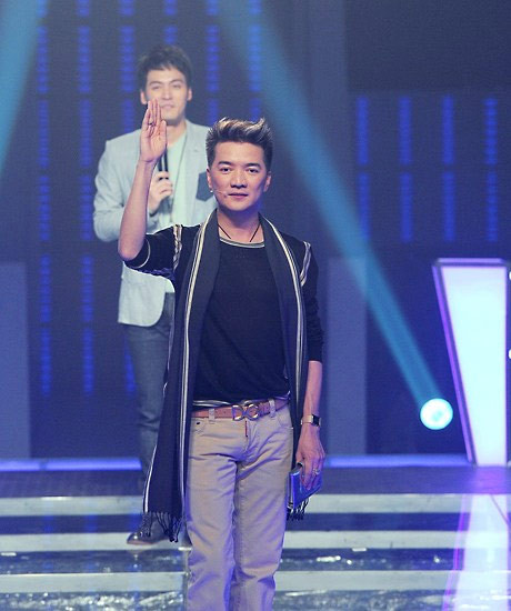 Đàm Vĩnh Hưng nổi tiếng thích quàng khăn và đội mũ nồi