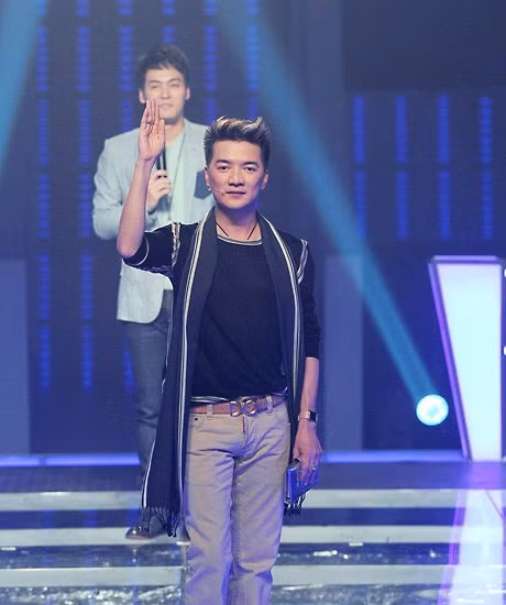 Đàm Vĩnh Hưng nổi tiếng thích quàng khăn và đội mũ nồi