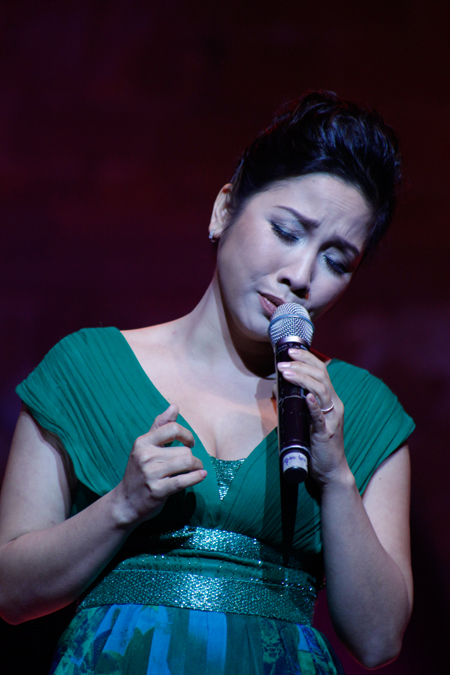 Mỹ Linh vừa hát vừa bộc lộ cảm xúc của mình bằng nước mắt.