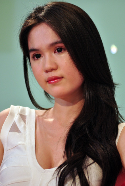 Ngọc Trinh rưng rưng hai hàng lệ.