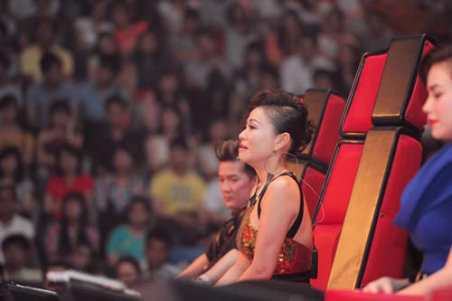 Thu Minh đã không dưới một lần khóc nức nở khi nghe các thí sinh hát trong chương trình giọng hát Việt.