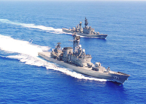 Khu trục hạm lớp Hatakaze (2 tàu) có lượng giãn nước 4.650 tấn, dài 150m. Tàu trang bị tổ hợp tên lửa đối hạm RGM-84 Harpoon, tên lửa đối không tầm xa RIM-66, tên lửa chống ngầm tầm ngắn RUR-5, ngư lôi và pháo hạm. Khu trục hạm lớp Hatakaze (2 tàu) có lượng giãn nước 4.650 tấn, dài 150m. Tàu trang bị tổ hợp tên lửa đối hạm RGM-84 Harpoon, tên lửa đối không tầm xa RIM-66, tên lửa chống ngầm tầm ngắn RUR-5, ngư lôi và pháo hạm.