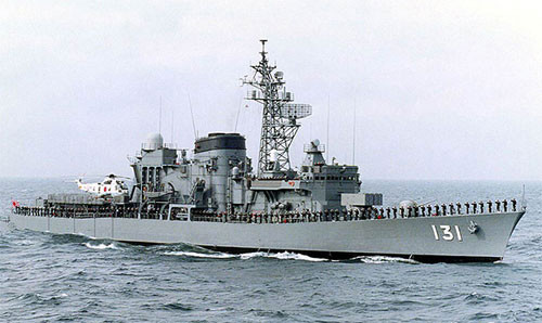 Khu trục hạm cỡ nhỏ lớp Hatsuyuki (10 tàu) có lượng giãn nước 3.050 tấn, dài 130m. Lớp Hatsuyuki trang bị hỏa lực giống với Asagiri. Với lượng giãn nước như vậy, Hatsuyuki chỉ thuộc phân loại khinh hạm. Tuy nhiên, JMSDF không sử dụng kiểu phân loại khinh hạm, thay vào đó họ gọi những con tàu dưới 4.000 tấn là khu trục hạm cỡ nhỏ hoặc khu trục hạm hộ tống. Khu trục hạm cỡ nhỏ lớp Hatsuyuki (10 tàu) có lượng giãn nước 3.050 tấn, dài 130m. Lớp Hatsuyuki trang bị hỏa lực giống với Asagiri. Với lượng giãn nước như vậy, Hatsuyuki chỉ thuộc phân loại khinh hạm. Tuy nhiên, JMSDF không sử dụng kiểu phân loại khinh hạm, thay vào đó họ gọi những con tàu dưới 4.000 tấn là khu trục hạm cỡ nhỏ hoặc khu trục hạm hộ tống.