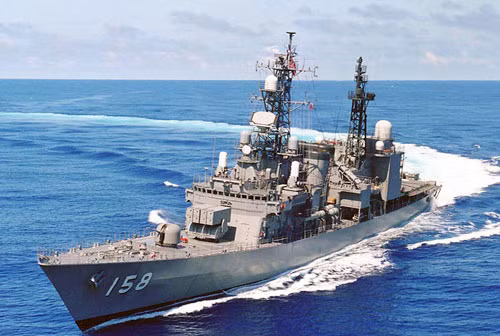 Khu trục hạm lớp Asagiri (8 tàu) có lượng giãn nước 4.900 tấn, dài 137m. Tàu trang bị các loại vũ khí: tên lửa hành trình đối hạm RGM-84, tên lửa đối không tầm trung RIM-7, tên lửa chống ngầm RUM-139, ngư lôi và pháo hạm.