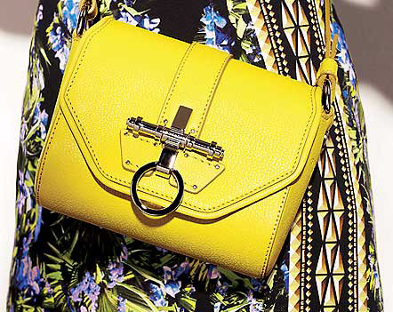 Không chỉ "oanh tạc" mảng trang phục, phụ kiện vàng chanh cũng đủ sức khiến các tín đồ nổi bật, ấn tượng.