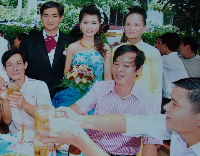 Ông Điền (thứ hai từ phải sang) trước...- Ảnh: gia đình cung cấp