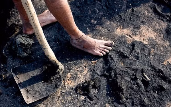 Người dân ở đây cho biết, do thời tiết và khí hậu vùng này biến đổi vô cùng thất thường nên song song với việc trồng trọt không mấy hiệu quả trên những cánh đồng, làm việc trong những lò gạch vào mùa khô chính là kế sinh nhai của cư dân địa phương. Người dân ở đây cho biết, do thời tiết và khí hậu vùng này biến đổi vô cùng thất thường nên song song với việc trồng trọt không mấy hiệu quả trên những cánh đồng, làm việc trong những lò gạch vào mùa khô chính là kế sinh nhai của cư dân địa phương.