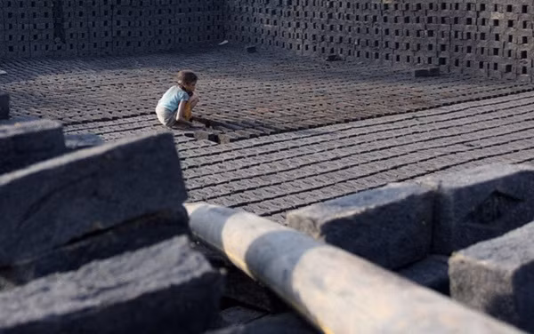 Lò được sử dụng tại khu vực này gồm 2 loại chính: lò Bull Trench và lò Clamp. Trong đó, loại lò Clamp phổ biến hơn lại ra đời từ cách đây 6.000 năm trước. Điều ấy ảnh hưởng không nhỏ tới chất lượng sinh thái và môi trường ở Andhra Pradesh. Lò được sử dụng tại khu vực này gồm 2 loại chính: lò Bull Trench và lò Clamp. Trong đó, loại lò Clamp phổ biến hơn lại ra đời từ cách đây 6.000 năm trước. Điều ấy ảnh hưởng không nhỏ tới chất lượng sinh thái và môi trường ở Andhra Pradesh.