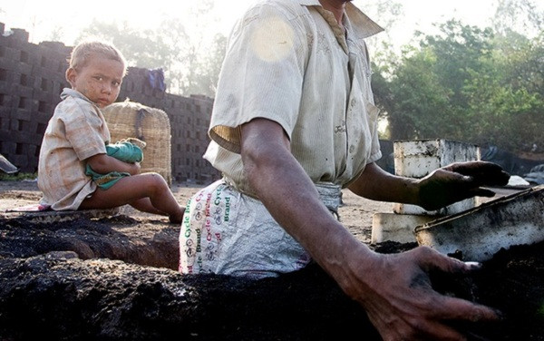 Là một vùng đất trù phú giàu tài nguyên thiên nhiên, thế nhưng ở Andhra Pradesh lại tồn tại một nghịch lý: người dân ở đây có mức sống rất thấp. Phần lớn họ là những người nghèo khổ, sống chung với nghề làm gạch - cái nghề đã trở thành truyền thống. Là một vùng đất trù phú giàu tài nguyên thiên nhiên, thế nhưng ở Andhra Pradesh lại tồn tại một nghịch lý: người dân ở đây có mức sống rất thấp. Phần lớn họ là những người nghèo khổ, sống chung với nghề làm gạch - cái nghề đã trở thành truyền thống.