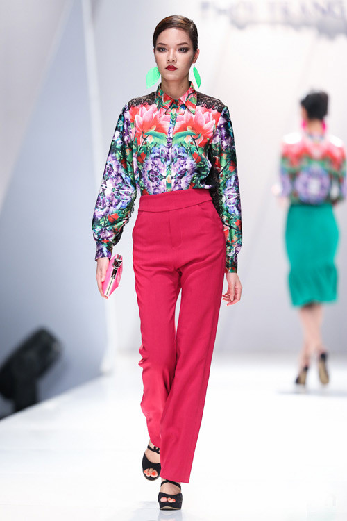 Siêu mẫu Phùng Ngọc Yến trong sắc áo hoa và quần cạp cao theo xu hướng tối giản. Siêu mẫu Phùng Ngọc Yến trong sắc áo hoa và quần cạp cao theo xu hướng tối giản.