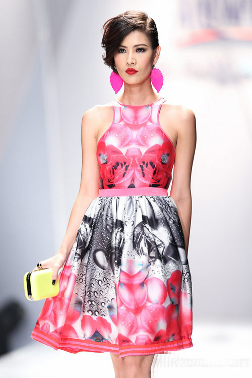 Chân váy xòe, eo thắt cao giúp bạn gái che được nhiều nhược điểm cơ thể. Chân váy xòe, eo thắt cao giúp bạn gái che được nhiều nhược điểm cơ thể.