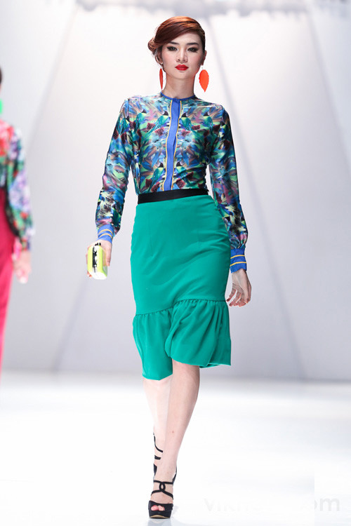 Ngọc Oanh và chiếc áo hoa cổ tròn sang trọng. Ngọc Oanh và chiếc áo hoa cổ tròn sang trọng.