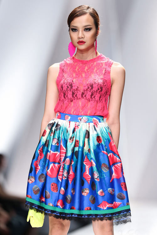 Đường cắt đơn giản, đầy quyến rũ. Đường cắt đơn giản, đầy quyến rũ.