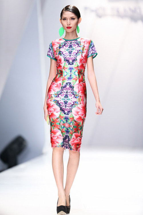 Sắc hoa quyến rũ và thu hút trong sải bước của người mẫu Thùy Dương. Sắc hoa quyến rũ và thu hút trong sải bước của người mẫu Thùy Dương.