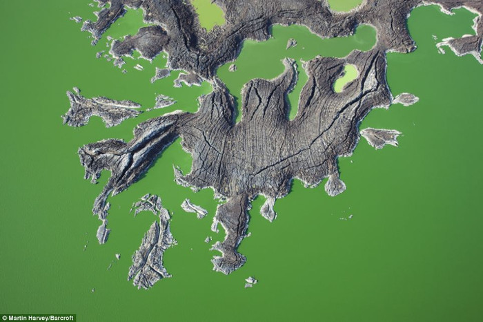 Hồ Turkana ở Kenya, một trong những hồ ở sa mạc lớn nhất thế giới.