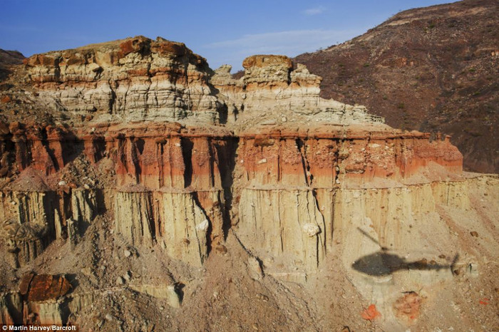 Bóng của chiếc máy bay in trên vách đá của thung lũng Painted.