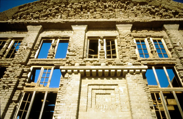 Có một điều đặc biệt ở Kolmanskop là nơi đây thường xuyên xảy ra bão cát. Những cơn gió mạnh thường xuyên thổi cát từ sa mạc vào trong thị trấn. Chính vì vậy, người ta phải dựng lên rất nhiều tấm chắn kim loại bao quanh các khu nhà trong thành phố để che không cho cát bay vào trong. Hàng sáng lại có người chuyên đi quét cát và làm sạch thị trấn. Có một điều đặc biệt ở Kolmanskop là nơi đây thường xuyên xảy ra bão cát. Những cơn gió mạnh thường xuyên thổi cát từ sa mạc vào trong thị trấn. Chính vì vậy, người ta phải dựng lên rất nhiều tấm chắn kim loại bao quanh các khu nhà trong thành phố để che không cho cát bay vào trong. Hàng sáng lại có người chuyên đi quét cát và làm sạch thị trấn.