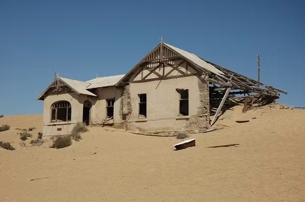 Trong thời kỳ hoàng kim, thị trấn Kolmanskop phát triển mạnh mẽ với dân số chỉ có hơn 1.000 người mà hầu hết là dân lao động nhập cư. Họ cùng nhau lao động và giải trí nhưng đó chỉ là quá khứ xa xôi, giờ thì tất cả đều bị nhấn chìm trong một biển cát sa mạc.