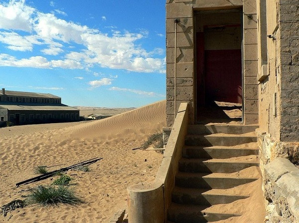 Kolmanskop đẹp như tranh vẽ đem lại hàng ngàn cơ hội cho các nhiếp ảnh gia trên thế giới chụp được những bức ảnh để đời. Thị trấn Kolmanskop còn được sử dụng làm bối cảnh để quay phim như phim The Dust Devil (năm 1993), The King Is Alive (năm 2000)… Kolmanskop đẹp như tranh vẽ đem lại hàng ngàn cơ hội cho các nhiếp ảnh gia trên thế giới chụp được những bức ảnh để đời. Thị trấn Kolmanskop còn được sử dụng làm bối cảnh để quay phim như phim The Dust Devil (năm 1993), The King Is Alive (năm 2000)…