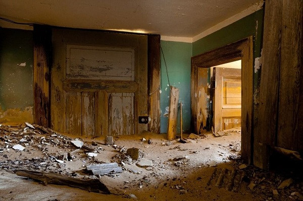 Nước ở khu vực này rất khan hiếm. Người ta phải đi rất xa, cách thị trấn 100km để đến được Cape Town (Nam Phi) bơm nước vào thùng và vận chuyển về để dùng. Phương tiện vận chuyển nước là một con ngựa kéo xe. Nước cứ được chuyển giao hàng ngày đến mỗi nhà như vậy. Nước ở khu vực này rất khan hiếm. Người ta phải đi rất xa, cách thị trấn 100km để đến được Cape Town (Nam Phi) bơm nước vào thùng và vận chuyển về để dùng. Phương tiện vận chuyển nước là một con ngựa kéo xe. Nước cứ được chuyển giao hàng ngày đến mỗi nhà như vậy.