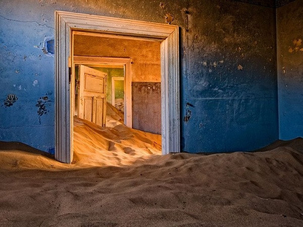 Kolmanskop trở nên giàu có và phồn thịnh nhờ kim cương nhưng theo phong cách của một thị trấn kỳ lạ. Họ xây dựng những tòa biệt thự cổ kính theo phong cách châu Âu, bao quanh là casino, trường học, bệnh viện, rạp chiếu phim, bể bơi, khu vui chơi như những thị trấn sầm uất mà người ta có thể gặp ở bất kỳ đâu trên thế giới. Kolmanskop trở nên giàu có và phồn thịnh nhờ kim cương nhưng theo phong cách của một thị trấn kỳ lạ. Họ xây dựng những tòa biệt thự cổ kính theo phong cách châu Âu, bao quanh là casino, trường học, bệnh viện, rạp chiếu phim, bể bơi, khu vui chơi như những thị trấn sầm uất mà người ta có thể gặp ở bất kỳ đâu trên thế giới.