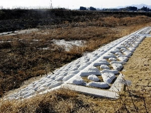 Đoạn đê phát hiện có nồng độ phóng xạ cao ở thành phố Motomiya, tỉnh Fukushima. (Nguồn: Vietnam+) Đoạn đê phát hiện có nồng độ phóng xạ cao ở thành phố Motomiya, tỉnh Fukushima. (Nguồn: Vietnam+)