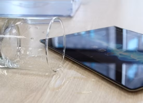 Tất nhiên, bạn đừng dại nhúng máy trực tiếp xuống dưới nước.