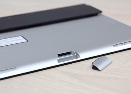 Nắp bảo vệ cho cổng kết nối.