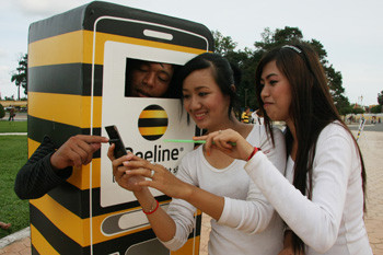 Với những chương trình khuyến mại và quảng cáo thương hiệu khủng, sau 3 tháng khai trương, Beeline Việt Nam đạt một triệu thuê bao đầu tiên. Với những chương trình khuyến mại và quảng cáo thương hiệu khủng, sau 3 tháng khai trương, Beeline Việt Nam đạt một triệu thuê bao đầu tiên.