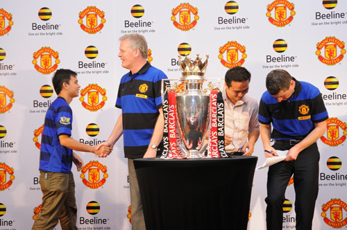 Đặc biệt, tháng 8/2011, Beeline toàn cầu có thỏa thuận hợp tác với CLB bóng đá Manchester United trong vòng 3 năm. Theo đó, Beeline được sử dụng hình ảnh của MU trong chiến dịch khuếch trương thương hiệu tại Việt Nam. Đặc biệt, tháng 8/2011, Beeline toàn cầu có thỏa thuận hợp tác với CLB bóng đá Manchester United trong vòng 3 năm. Theo đó, Beeline được sử dụng hình ảnh của MU trong chiến dịch khuếch trương thương hiệu tại Việt Nam.