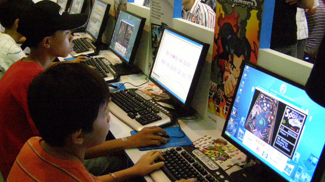 Dùng phần mềm lậu dễ bị nhiễm mã độc “cửa hậu” - Ảnh: Đức Thiện Dùng phần mềm lậu dễ bị nhiễm mã độc “cửa hậu” - Ảnh: Đức Thiện