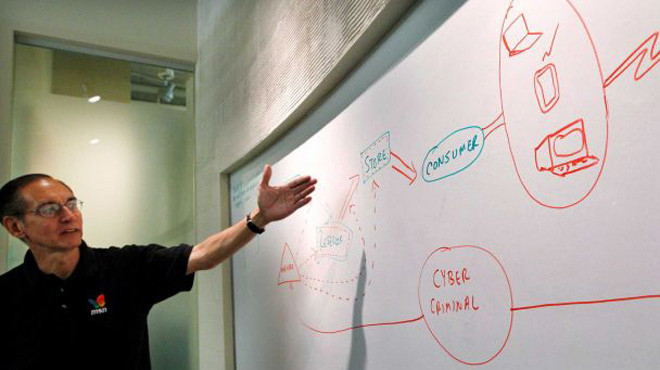 Ông David Anselmi, giám đốc cao cấp của bộ phận điều tra tội phạm máy tính Microsoft, chỉ ra sơ đồ phát tán mã độc Nitol - Ảnh: THOMPSON/AP Ông David Anselmi, giám đốc cao cấp của bộ phận điều tra tội phạm máy tính Microsoft, chỉ ra sơ đồ phát tán mã độc Nitol - Ảnh: THOMPSON/AP