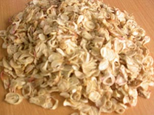 Hoặc có thể lấy 500g hành khô rửa sạch và nghiền nhỏ, 400g đường cát, 1 lít nước lạnh, 50g mật ong. Hành, nước, đường cho vào nồi trộn đều và đun cho đến khi sôi. Sau đó, vặn nhỏ lửa và đun thêm 3 tiếng. Sau đó tắt bếp và cho thêm mật ong vào. Để nguội hợp chất, cho vào hộp đậy kín và cất vào tủ lạnh để bảo quản. Hoặc có thể lấy 500g hành khô rửa sạch và nghiền nhỏ, 400g đường cát, 1 lít nước lạnh, 50g mật ong. Hành, nước, đường cho vào nồi trộn đều và đun cho đến khi sôi. Sau đó, vặn nhỏ lửa và đun thêm 3 tiếng. Sau đó tắt bếp và cho thêm mật ong vào. Để nguội hợp chất, cho vào hộp đậy kín và cất vào tủ lạnh để bảo quản.