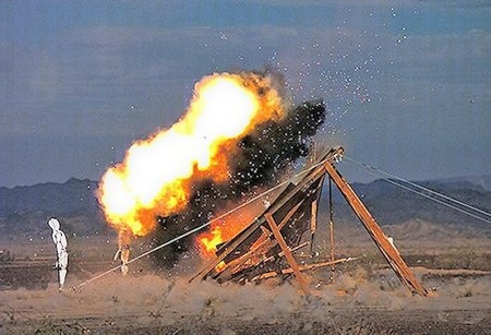 Đạn Pyros tấn công chính xác một mục tiêu giả định từ bên trên.