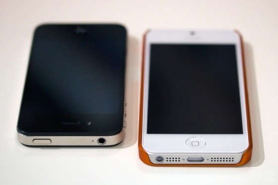 Giắc cắm tai nghe chuẩn 3,5mm nằm dưới đuôi máy.