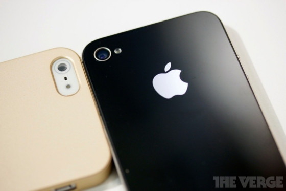 Đèn flash LED và camera nằm cách xa nhau.