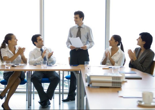 Hãy đứng lên: Ngồi quá lâu, quá nhiều có thể dẫn đến hội chứng kháng insulin và khó chuyển hóa chất trong cơ thể, cả hai đều có thể tăng nguy cơ ung thư. Vậy nên, đừng ngồi cả ngày, hãy tạo cho mình thói quen đứng lên để tốt cho sức khỏe.