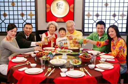 Thay vì trao đổi qua các mạng xã hội hay phương tiện liên lạc, thỉnh thoảng bạn nên dành thời gian gặp gỡ bạn bè, người thân để chuyện trò, chia sẻ... , Theo ông Alyson Moadel, tiến sĩ, giám đốc của chương trình tâm lý xã hội ung thư học tại Trung tâm Montefiore-Einstein thì giao tiếp trực tiếp cũng là cách để chăm sóc mình tốt hơn, giảm nguy cơ bệnh tật, đặc biệt là bệnh ung thư.