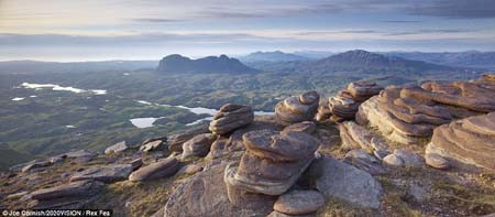 Những hòn đá ấn tượng ở vùng cao nguyên Xcốtlen. Những hòn đá ấn tượng ở vùng cao nguyên Xcốtlen.