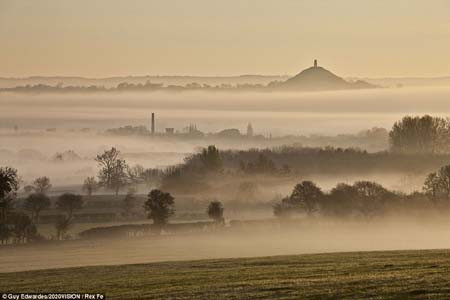 Khu vực Glastonbury Tor được bao phủ lớp sương mù huyền ảo. Khu vực Glastonbury Tor được bao phủ lớp sương mù huyền ảo.