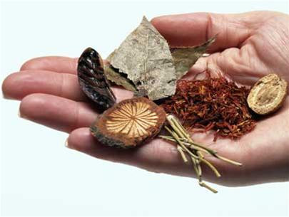 3. Tự ý dùng thuốc Đông y: Một số loại thuốc thảo dược không tương đồng về chức năng với các loại thuốc Tây y, thậm chí có thể "xung đột" và phản ứng với nhau. Vì vậy, nếu bạn đang dùng thuốc Đông y, nên nói với các bác sỹ để bác sỹ xem xét đầy đủ. 3. Tự ý dùng thuốc Đông y: Một số loại thuốc thảo dược không tương đồng về chức năng với các loại thuốc Tây y, thậm chí có thể "xung đột" và phản ứng với nhau. Vì vậy, nếu bạn đang dùng thuốc Đông y, nên nói với các bác sỹ để bác sỹ xem xét đầy đủ.