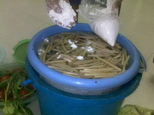 Ngó sen được ngâm trong nước hóa chất tạo trắng.