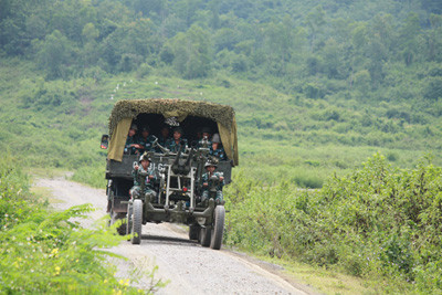 Khẩu đội pháo của Trung đoàn 228, Sư đoàn 365 hành quân cơ động. Khẩu đội pháo của Trung đoàn 228, Sư đoàn 365 hành quân cơ động.