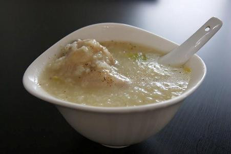 5. Cháo chân giò: Cháo giò heo không những thơm ngon béo ngậy mà còn có tác dụng giải cảm và tăng nhờn cho khớp. Nhưng món cháo này nhà mình chỉ thích ăn khi mát trời. Các bà mẹ sau sinh cũng rất nên ăn cháo chân giò để tăng thêm chất lượng sữa cho con.