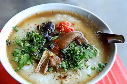 10. Cháo chân dê: Đây là loại cháo hơi khó ăn nhưng lại có rất nhiều chất dinh dưỡng tốt cho thai phụ. Đặc biệt là thai phụ ít sữa, sữa khó về. (Ảnh minh họa)