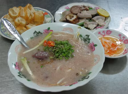 4. Cháo cật heo: Cật heo 1 đôi chừng 250g, gạo tẻ 100g, nghệ vàng 10g, mắm muối vừa đủ. Giã nhỏ nghệ sau khi rửa sạch, cật heo làm sạch, thái miếng ướp mắm muối, nghệ, để 10 phút thì cho vào kẹp nướng chả để trên than hồng cho chín. Cho gạo đã xay bột, đổ vừa nước, nổi lửa nhỏ đun nhừ thành cháo thì cho cật heo vào, vẫn để nhỏ lửa cho sôi chừng 10 phút nữa là được. Ngày ăn 1 lần, cần ăn 2-3 ngày.
