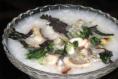 7. Cháo cá chép: Cá chép có vị ngọt, tính bình, chứa nhiều acid lutamic, glycine, chất béo, các acid amin và khoáng chất như vitamin A, B1, B2, phốt pho, canxi, sắt… có tác dụng lợi tiểu, bổ máu, tăng cường sức khỏe cho thai phụ và giúp não bộ thai nhi phát triển tốt hơn. Đây là bài thuốc giúp bổ khí huyết, an thai, trừ mỏi mệt, giảm nôn mửa, phòng thiếu máu cho thai phụ trong thời kỳ mang thai; thích hợp cho những thai phụ suy nhược, người vàng vọt, thai động không yên, động thai ra huyết, nôn mửa, thiếu máu.