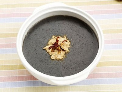 2. Cháo mè (vừng) đen: Mè đen 30g, gạo tẻ 100g, gạo nếp 50g, thịt heo nạc 100g, dầu, gia vị vừa đủ. Xay nhỏ gạo và mè đen, thịt heo xay hoặc băm nhỏ, ướp đủ mắm muối rồi cho dầu vào xào chín. Cho gạo, mè đen đổ đủ nước vào nấu nhỏ lửa đến lúc cháo nhừ cho thịt băm đã xào vào khuấy, để cháo sôi lại là được. Ngày ăn 2-3 lần vào lúc bụng đói, cần ăn 3-5 ngày liền.